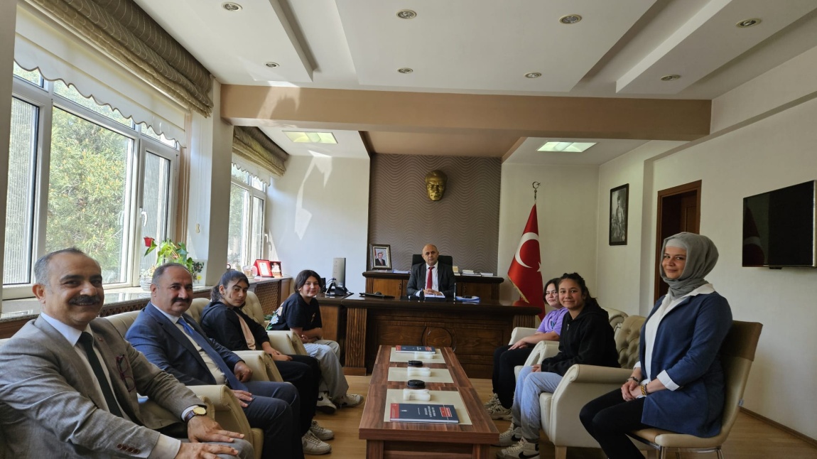 2023 Erasmus+ Okul Eğitimi Akreditasyonu Öğrenci Grup Hareketliliğine katılım sağlayan öğrenciler Buldan Kaymakamı Sayın Turan Erdoğan'ı makamında ziyaret etti